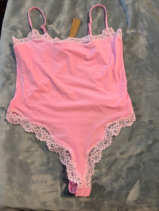 SKIMS Tops - SKIMS Fits Everybody in Bubblegum Lace-Trim Bodysuit